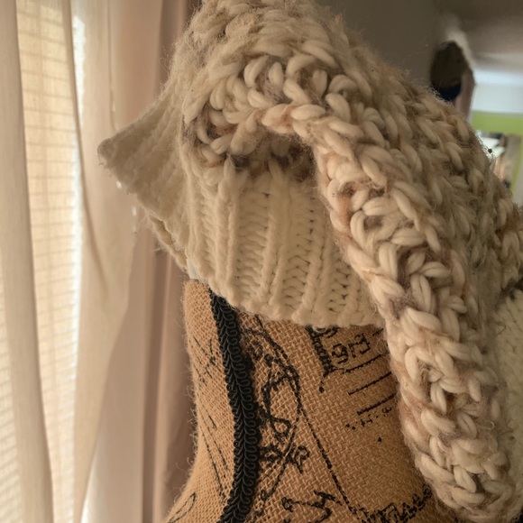 Brown and white winter beanie. One Size - Picture 3 of 3